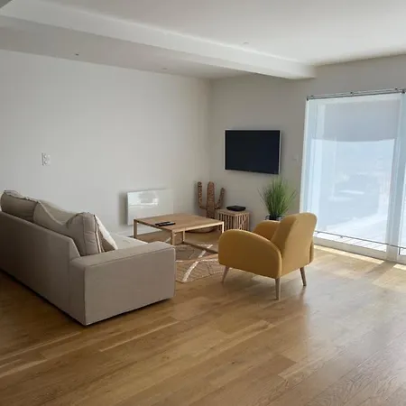 Apartamento De 75m2 A 200m De La