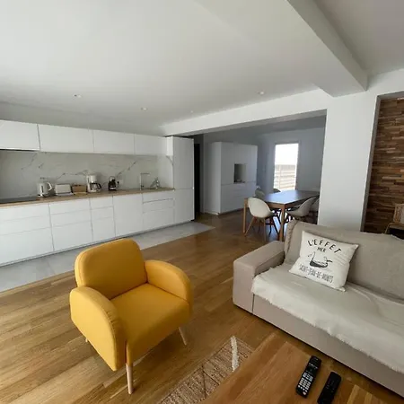 Apartamento De 75m2 A 200m De La *