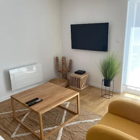 Apartamento De 75m2 A 200m De La *