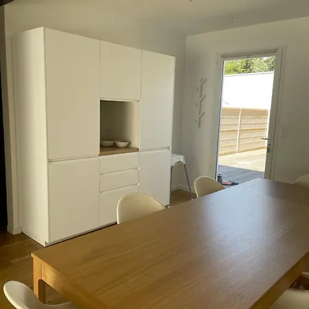 Apartamento De 75m2 A 200m De La *